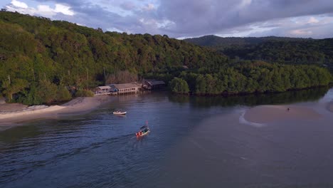 barco de pesca va a los manglares en el arroyo