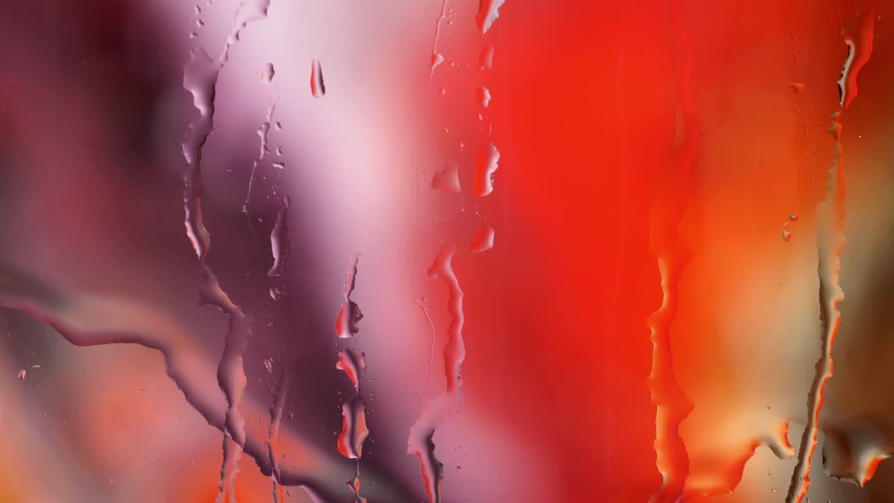 agua colorida lisa en la superficie del vidrio