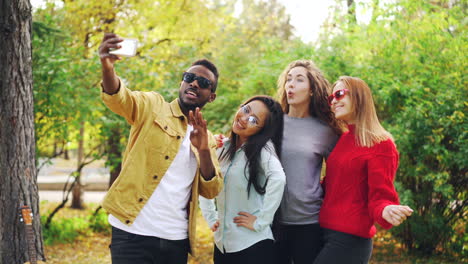 amigos tomando una selfie en un parque