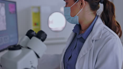 microscopio, covid y ciencia con la mujer
