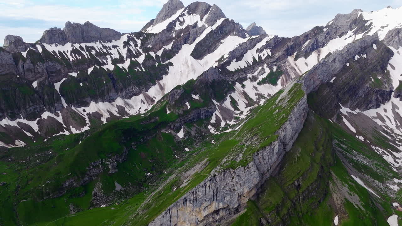 vista aérea del punto de vista de la cresta de schafler con nieve en suiza