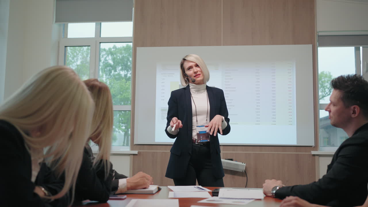 성인 여성은 대기업의 금융 및 마케팅 전문가를 위한 비즈니스 세미나에서 연설하고 있습니다.