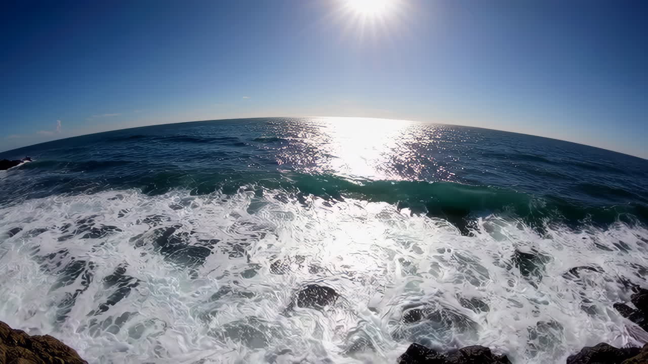 las olas del océano chocando contra la orilla