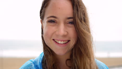 retrato de una joven alegre disfrutando