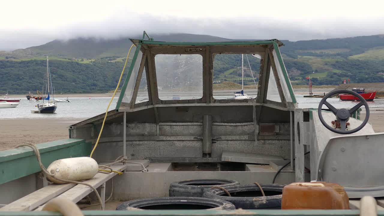 barcos reliquia en la playa de barmouth, gwynedd, gales, reino unido
