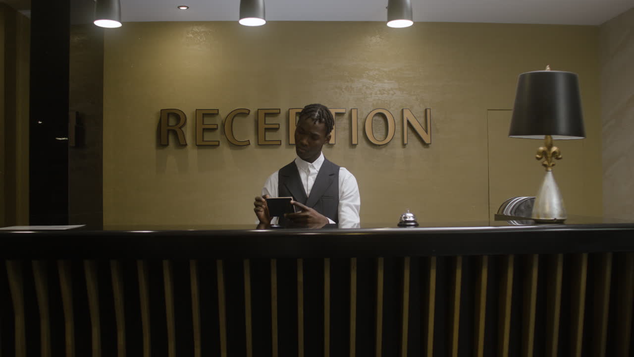 афроамериканский мужчина на работе