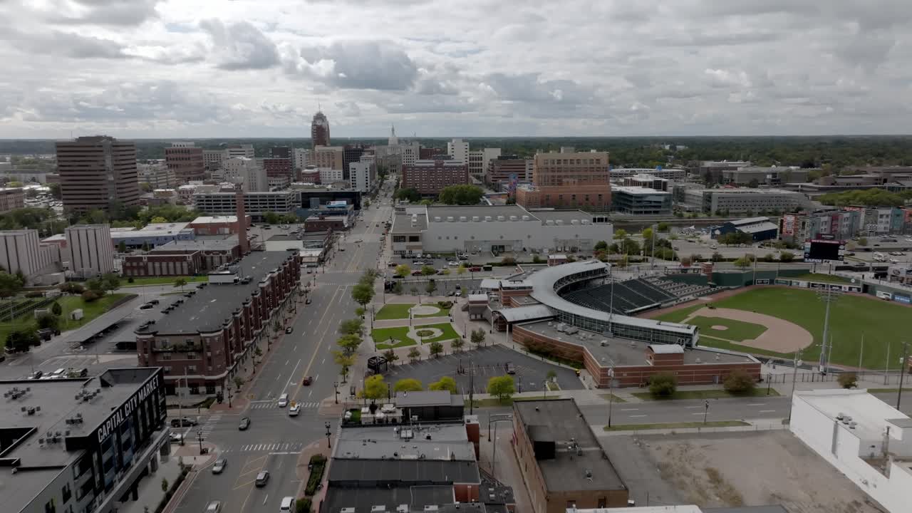 Lansing, Michigan şehir silüetinin geniş çekimi, dron görüntüsü yaklaşırken