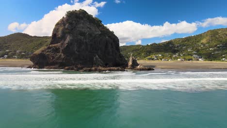 roca león, playa de arena negra piha