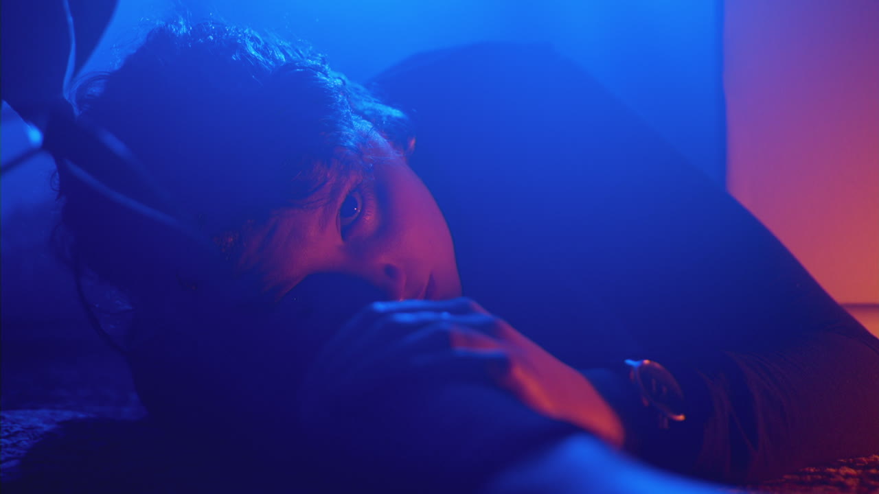 Primo piano di un adolescente con emozioni tristi e depresse, solo in camera da letto