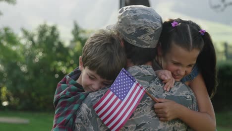 Soldier-with-his-kids