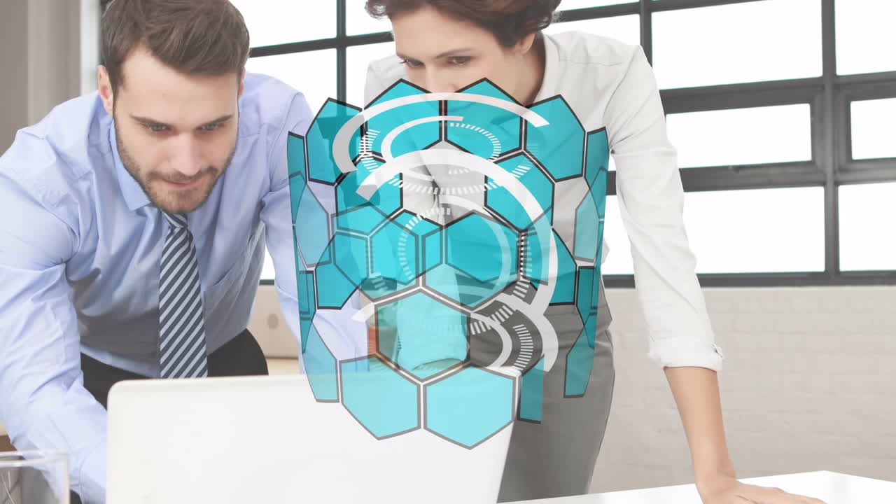 animación de una forma hexagonal abstracta girando sobre un hombre y una mujer caucásicos discutiendo sobre una computadora portátil