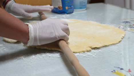 mujer prepara pastel de queso casero, centrándose en las manos 120fps