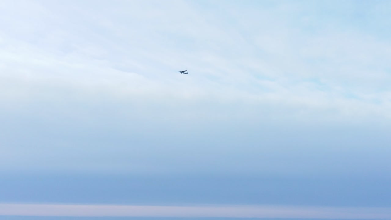 아이슬란드의 아름다운 야생 화산 풍경 위를 나는 비행기, 관광 활동