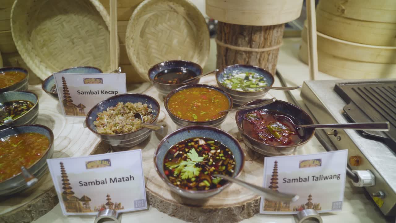 아시아 레스토랑 넓은 설정 샷, 아름다운 디자인, 밤보 장식, 아시아 요리, 그릴, 라이브 푸드 스테이션