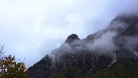 秋天在高山的岩石山峰上吹起雾<unk>