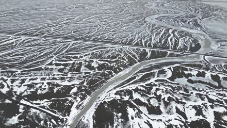 Río-Trenzado-Nevado-En-Invierno-En-Islandia