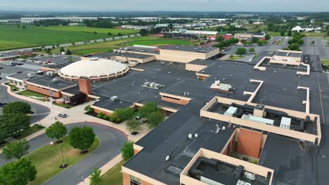 vista de la azotea de una enorme escuela secundaria pública en ee.uu.