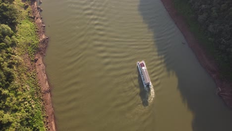 Vogelperspektive-Auf-Ein-Touristenboot-Auf-Dem-Fluss-Iguazu-An-Der-Grenze-Zwischen-Argentinien-Und-Brasilien-Bei-Sonnenuntergang