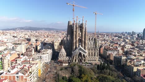 Die-Kathedrale-Lá-Sagrada-Familia-Ist-Von-Anderen-Gebäuden-Umgeben