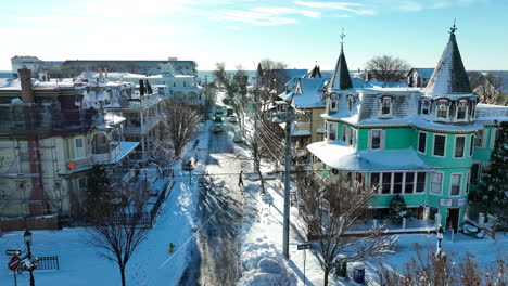 Casas-Victorianas-En-La-Comunidad-Costera,-Cape-May-New-Jersey-En-La-Nieve-Del-Invierno