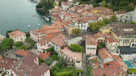 Aéreo:-Las-Calles-De-La-Ciudad-De-Varenna-Están-Llenas-De-Viejos-Recuerdos