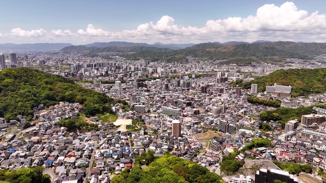 Vista de drone de Hiroshima e natureza, dia de verão (1 de 2).
