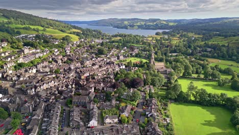 Drohnenaufnahmen-Aus-Der-Luft-Der-Alten-Englischen-Stadt-Ambleside-Im-Lakedistrict,-Cumbria,-Großbritannien