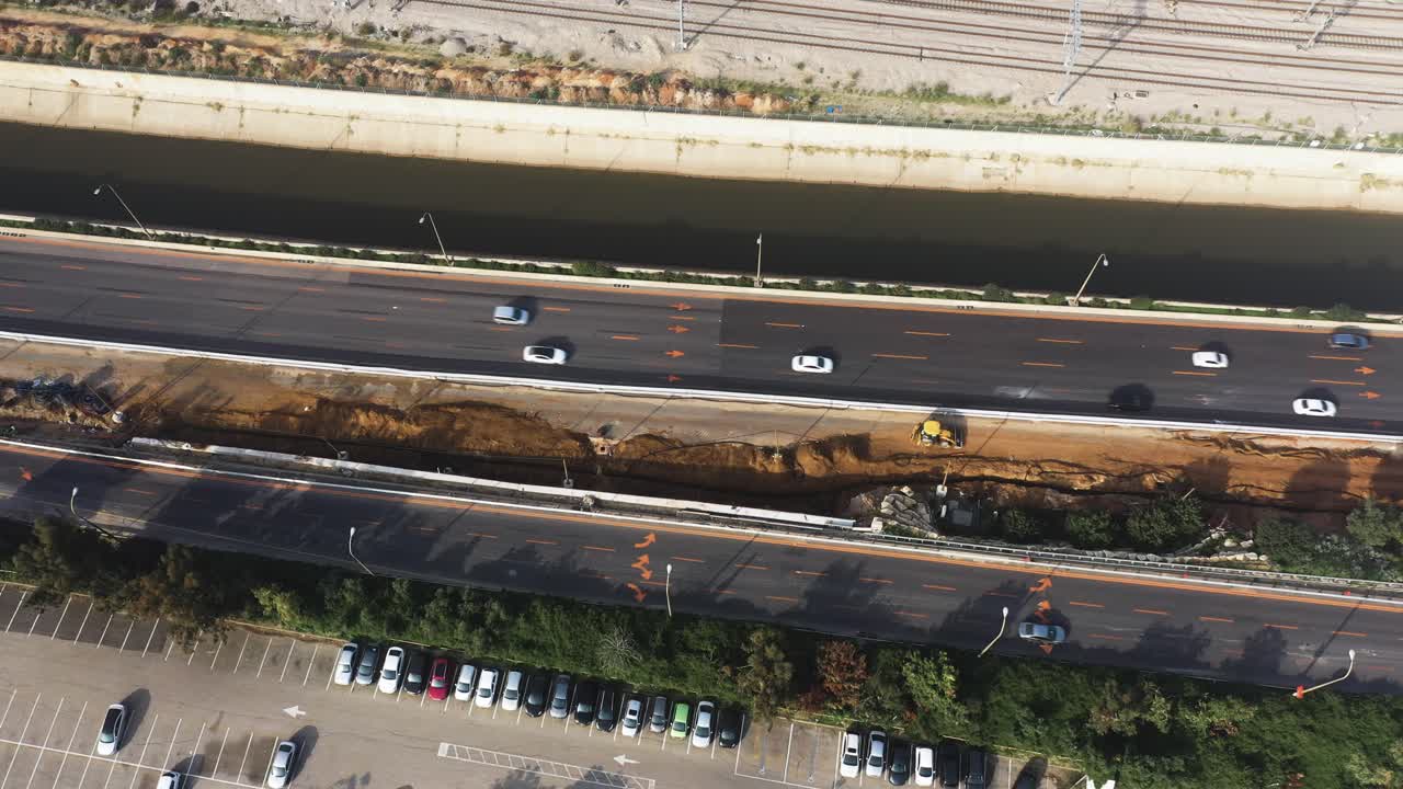 화창한 날 위에서 아래로 내려다보는 공중 전망에서 자동차와 주차장이 있는 고속도로 또는 주요 도로