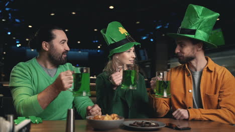 amigos celebrando el día de san patricio en un pub 3