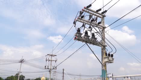 Alto-Poste-De-Electricidad,-Al-Aire-Libre,-Día