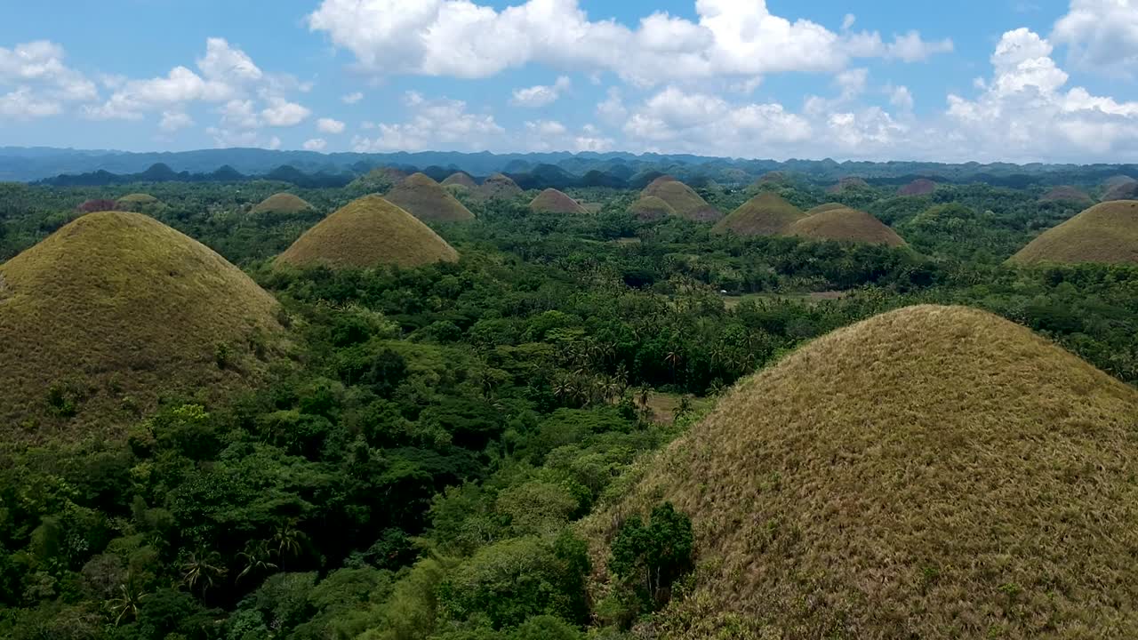 amplia toma aérea de establecimiento del complejo de observación de chocolate hills, bohol, filipinas