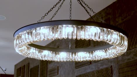 interior de la sala de estar. lámpara de iluminación redonda de moda con bombillas. 4k
