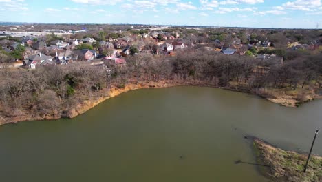 Luftflug-über-Den-See-Neben-Dem-Double-Tree-Ranch-Park-Im-Hochlanddorf-Texas