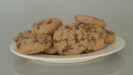 Muñeca-De-Galletas-Con-Trocitos-De-Chocolate-En-Un-Plato-Blanco