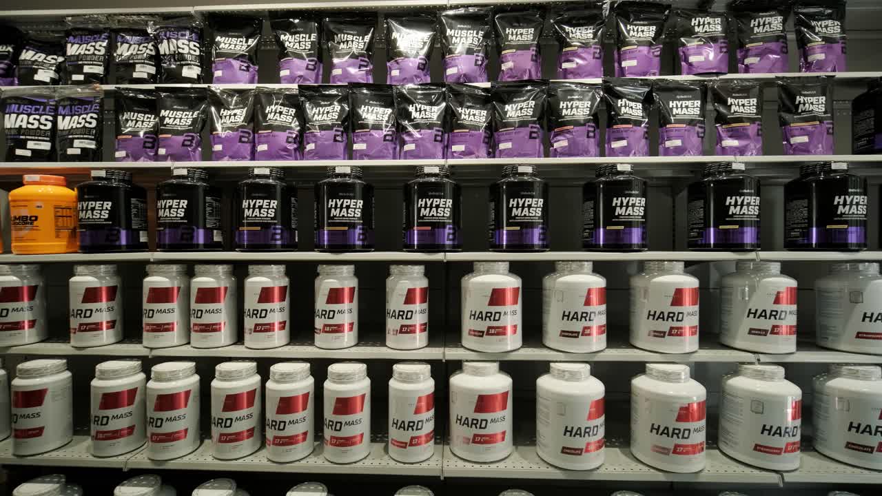 interior de la tienda de nutrición deportiva con una gran selección de suplementos nutricionales.