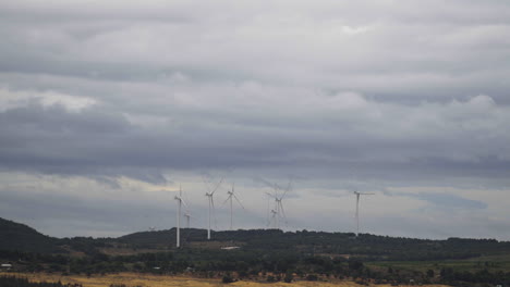 nubes pesadas se elevan sobre los molinos de viento recién construidos en binh thuan, vietnam