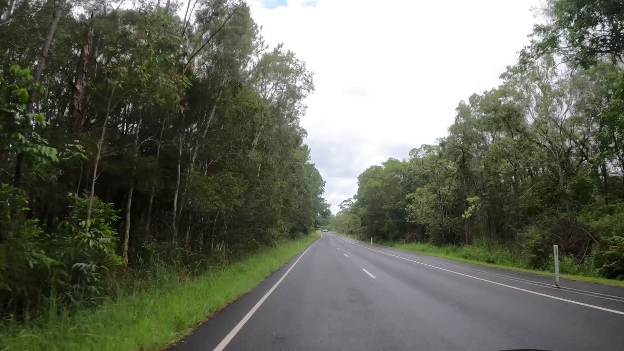 푸른 풍경 을 가로질러 자동차 로 여행 하는 것