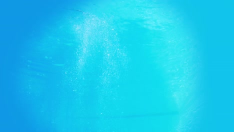 bonita morena buceando bajo el agua en la piscina