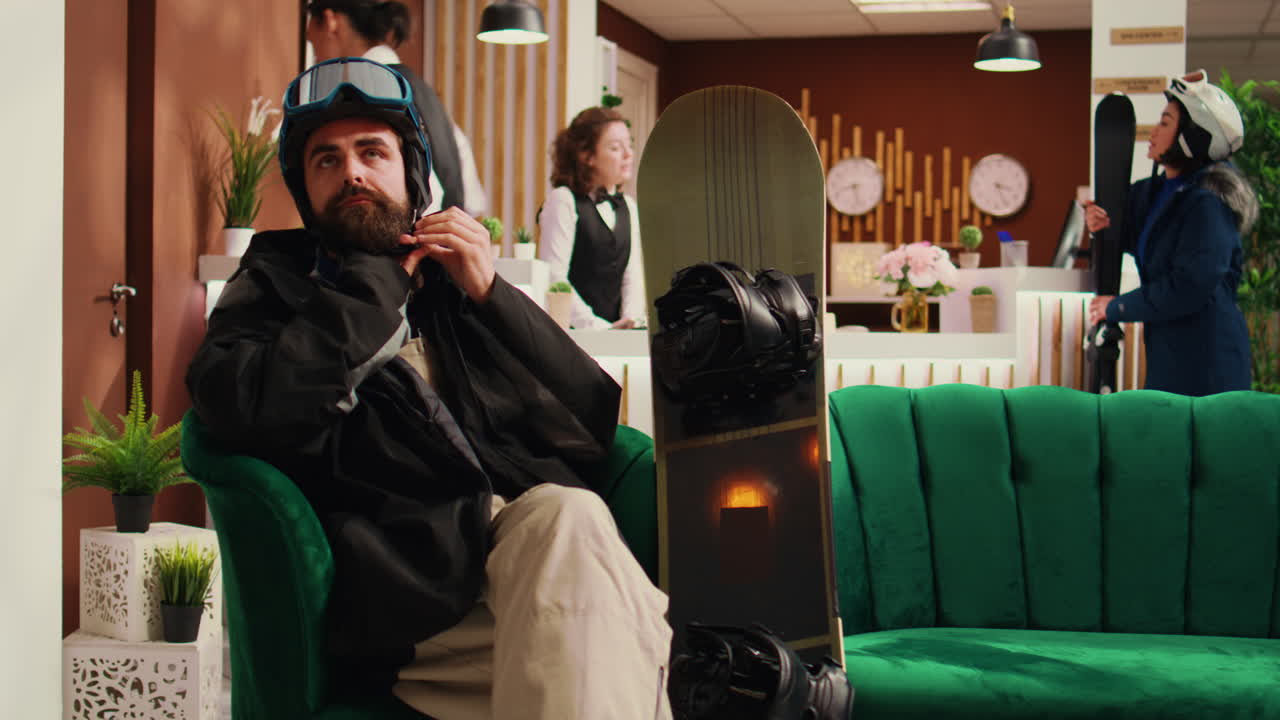 슬라이딩 세션을 준비하는 청년