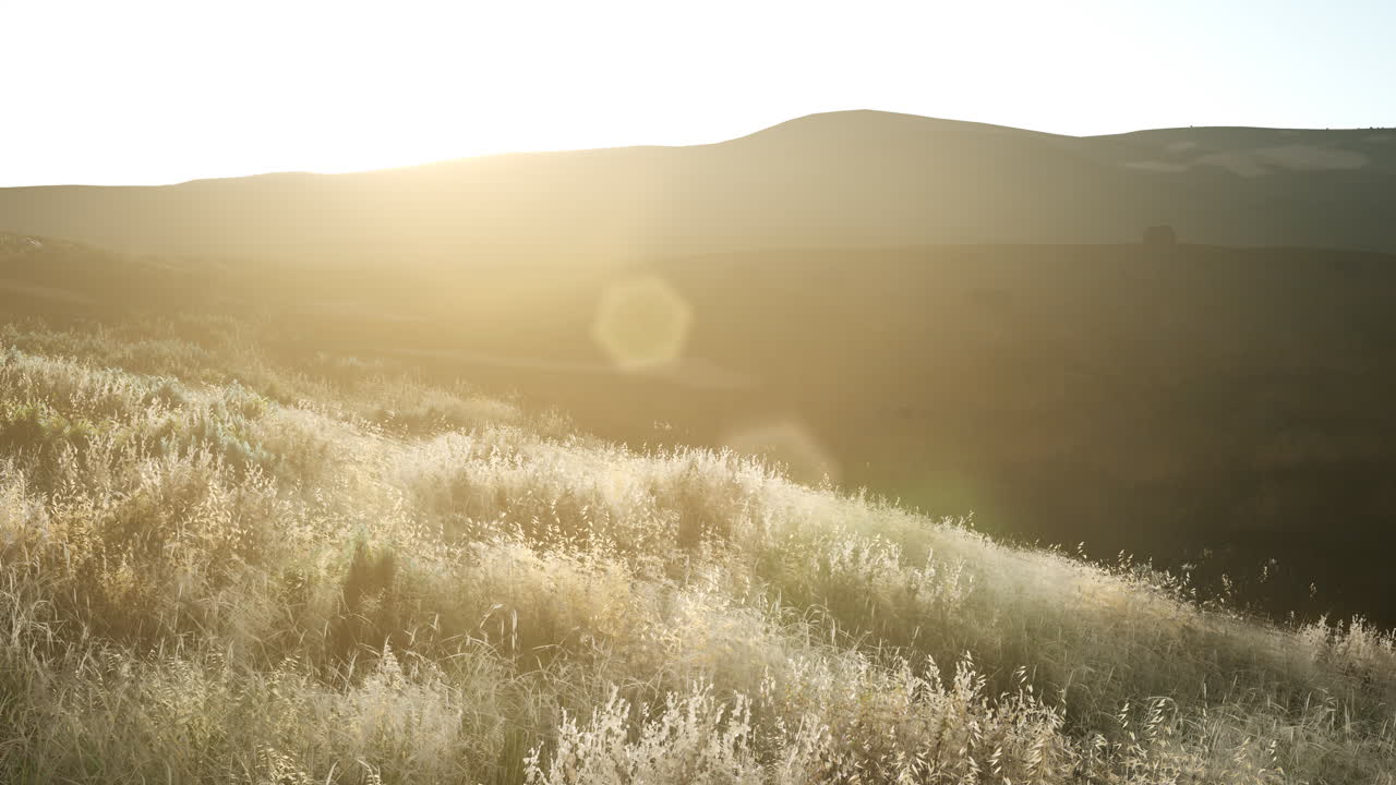 puesta de sol sobre los campos del valle