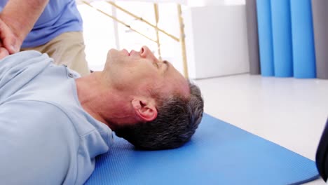 paramédico masculino durante la reanimación cardiopulmonar