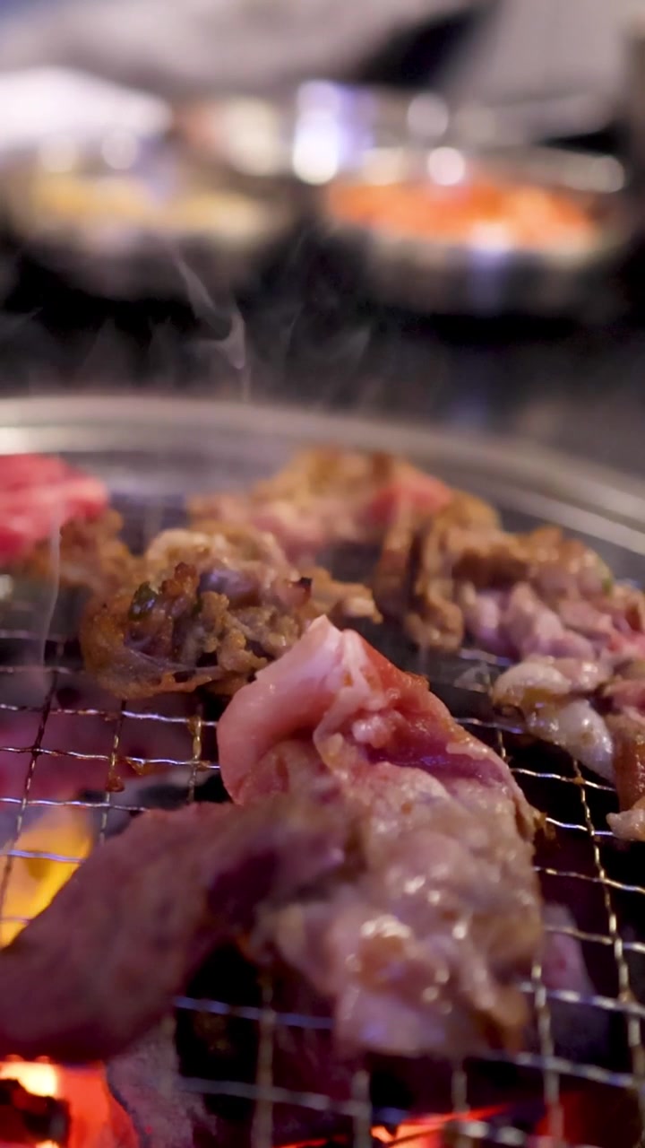 Daging Lezat Mendesis dan Dipanggang di Atas Barbekyu Arang Panas