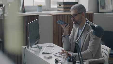 hombre de negocios usando teléfono inteligente en la oficina