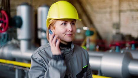 Blonde-Frau-Mit-Gelbem-Helm-In-Der-Fabrik