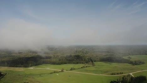 In-Den-Wolken-Fliegen.-Ländliche-Umgebung.-Antenne