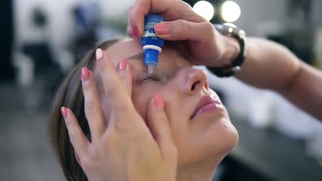 Mujer-Con-Gotas-Para-Los-Ojos.-Cerca-De-Una-Hermosa-Chica,-Maquilladora-Aplicando-Gotas-Para-Los-Ojos-En-Sus-Ojos.-Modelo-Femenino-Joven-Con-Natural