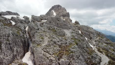 sass de stria con el pico rocoso, escena de lucha de la primera guerra mundial en el veneto, italia