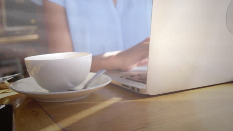 animación de puntos de luz sobre las manos utilizando una computadora portátil