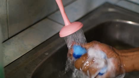 squeeze the sponge after washing kitchen utensils