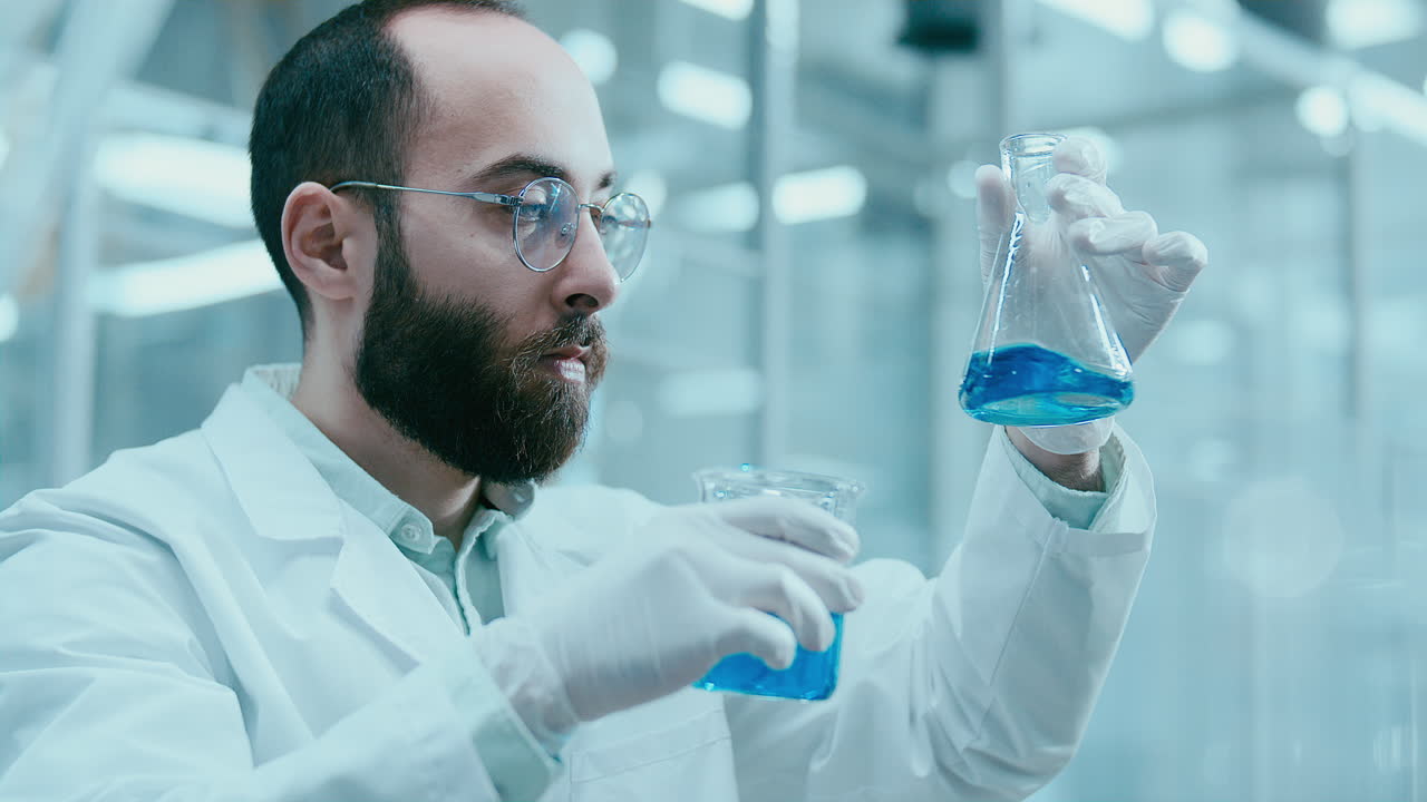 Científico realizando experimento de reacción química en laboratorio